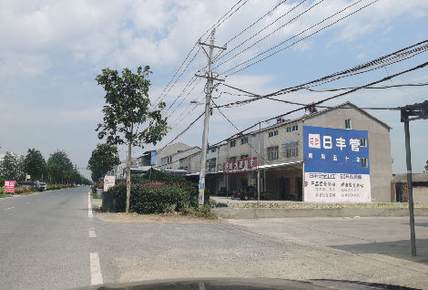 德格如何能保证墙体广告的醒目性？