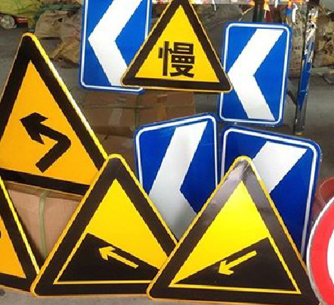 德格标识标牌中颜色的确定是很重要的。