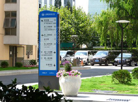 德格哪些因素影响宣传栏的制作？